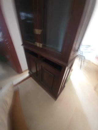 Armario de madera con vitrina