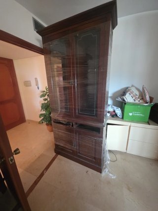 Armario de madera con vitrina