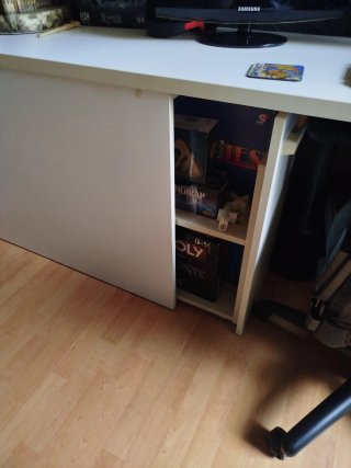 Escritorio blanco con estanterías