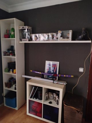 Escritorio blanco con estanterías