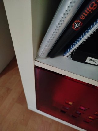 Escritorio blanco con estanterías