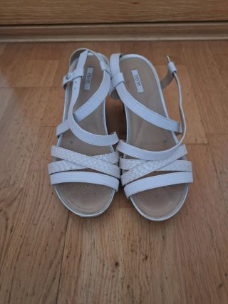 Sandalias cuña Geox beige y blancas