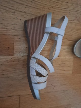 Sandalias cuña Geox beige y blancas