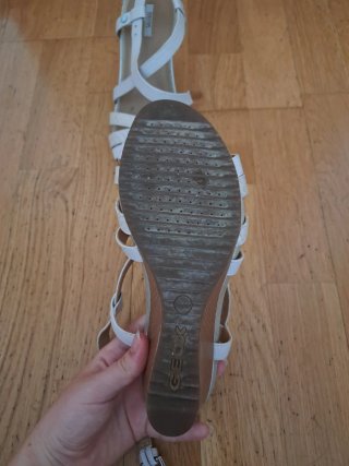 Sandalias cuña Geox beige y blancas