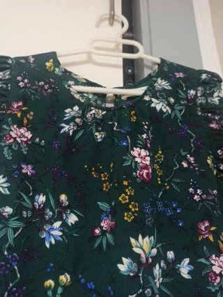 Camisa verde con estampado floral