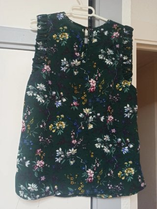 Camisa verde con estampado floral