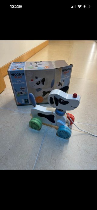 Perro de madera para tirar de la cuerda