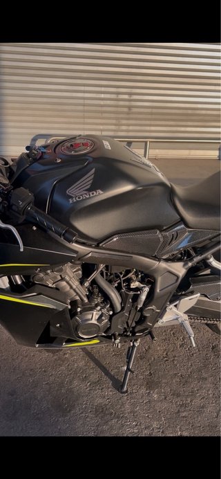 Honda CBR650R con e-clutch + Pack Racing (95cv)