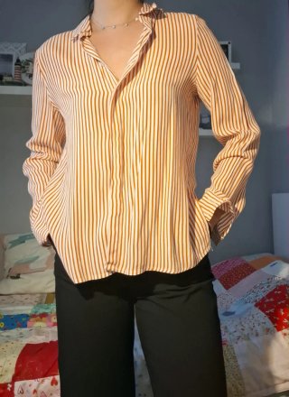 Camisa de rayas naranja y blanca