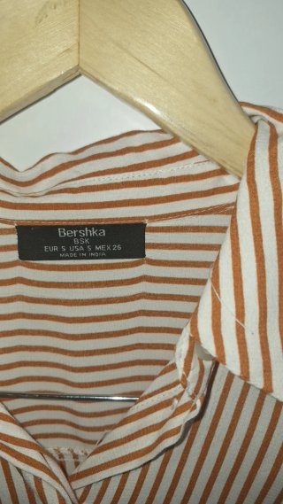 Camisa de rayas naranja y blanca