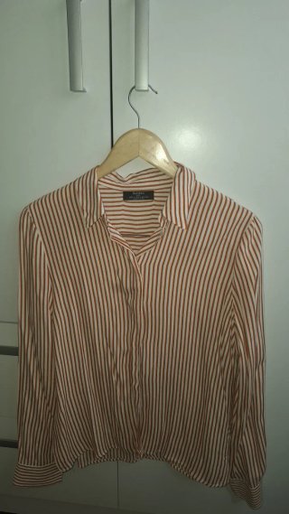 Camisa de rayas naranja y blanca