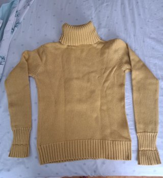 Jersey cuello alto amarillo