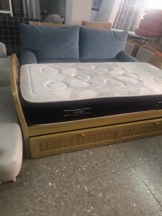 Cama nido con colchón de tela y madera