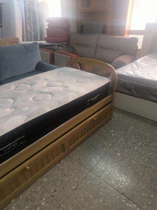 Cama nido con colchón de tela y madera