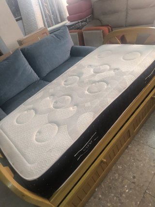 Cama nido con colchón de tela y madera