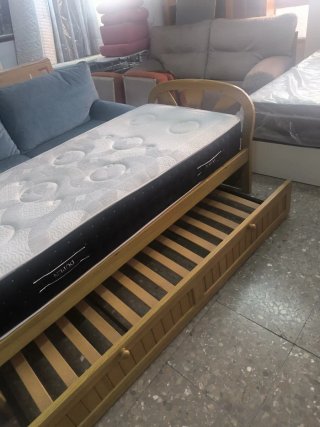 Cama nido con colchón de tela y madera
