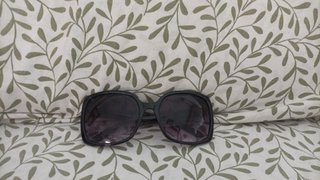 Gafas de sol negras y moradas
