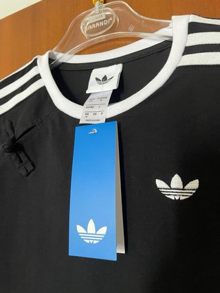 Adidas camiseta negra con detalles orientales