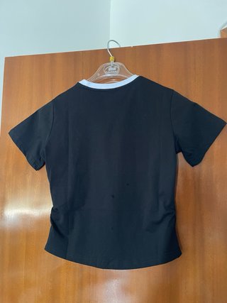 Adidas camiseta negra con detalles orientales