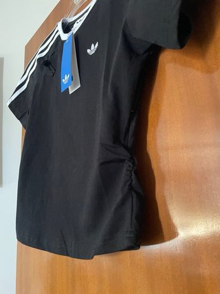 Adidas camiseta negra con detalles orientales