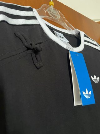 Adidas camiseta negra con detalles orientales
