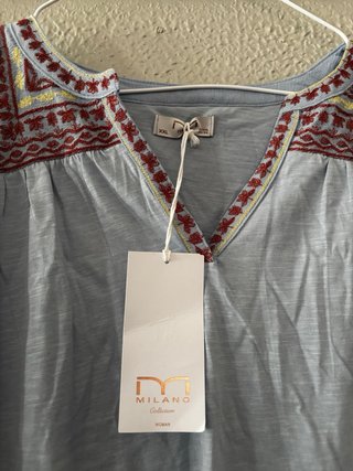 Blusa bordada azul e multicolor