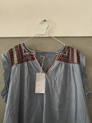 Blusa bordada azul e multicolor