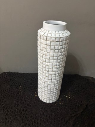 Jarrón blanco de cerámica con diseño texturizado