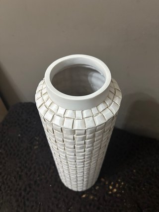 Jarrón blanco de cerámica con diseño texturizado