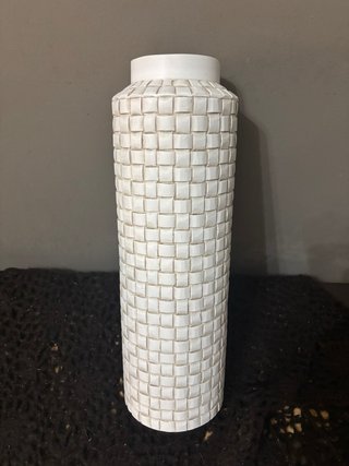 Jarrón blanco de cerámica con diseño texturizado