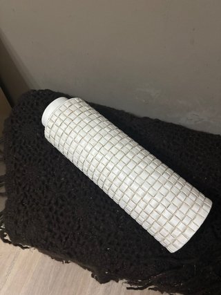 Jarrón blanco de cerámica con diseño texturizado