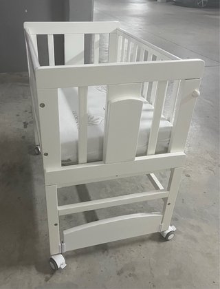 Cuna de bebé blanca con colchón