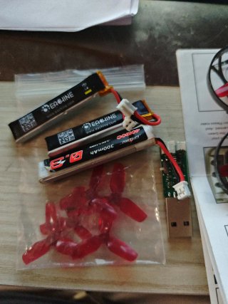 Eachine UZ65 Drone con hélices y baterías