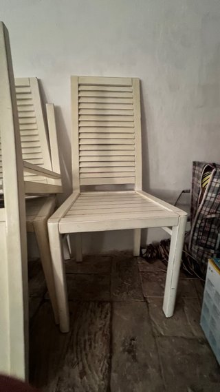 Sillas de madera maciza color beige/blanco roto.