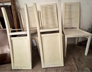 Sillas de madera maciza color beige/blanco roto.
