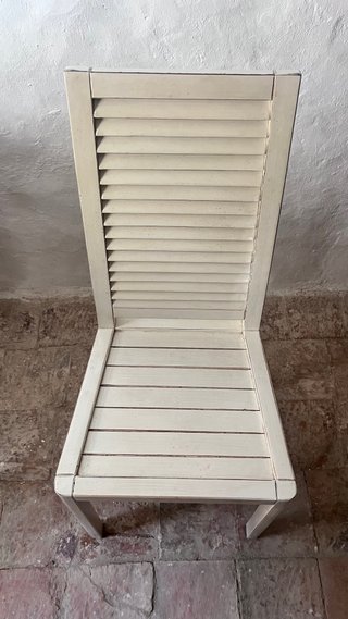 Sillas de madera maciza color beige/blanco roto.