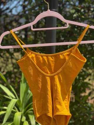Body sgambato Bershka giallo taglia XS