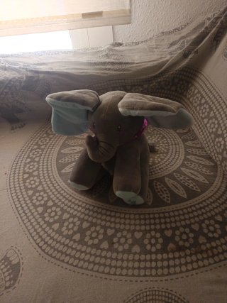 Peluche musical elefante Canta en ingles