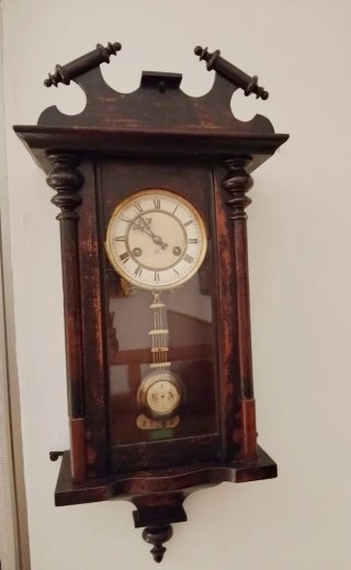 Reloj de pared antiguo de madera