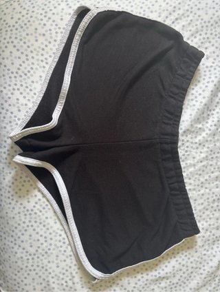 Pantalón corto negro con ribete blanco
