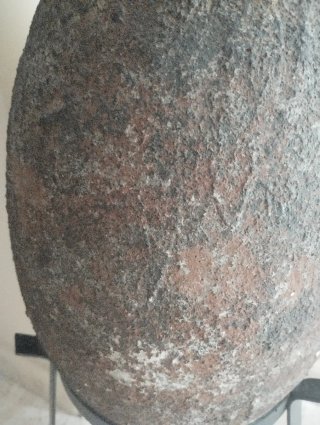Ánfora de barro antigua con soporte