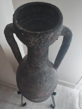 Ánfora de barro antigua con soporte