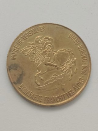 Moneda con diseño de insecto en preciosa cajita