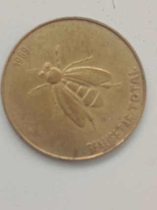 Moneda con diseño de insecto en preciosa cajita