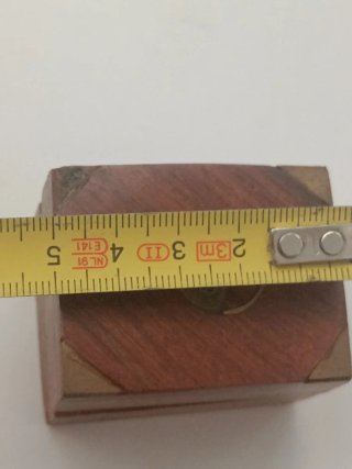 Moneda con diseño de insecto en preciosa cajita