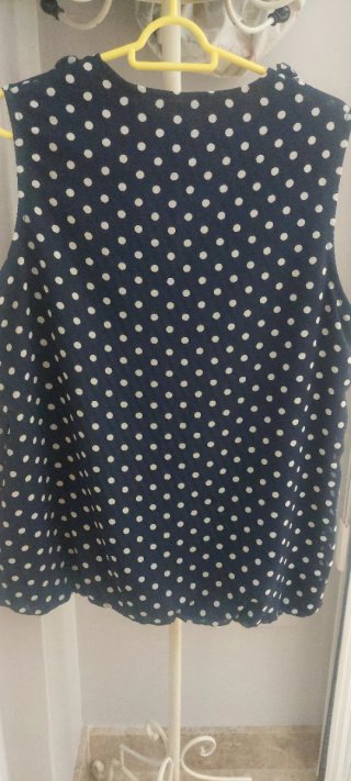 Blusa sin mangas de lunares azul