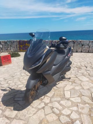 Zontes 125 E Maxi Scooter Negra y Dorada