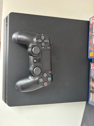 PS4 (PlayStation 4) Negra + 3 Juegos