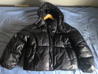 Anorak negro acolchado con capucha