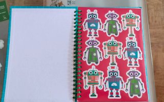 Quaderno con 40 adesivi di robot